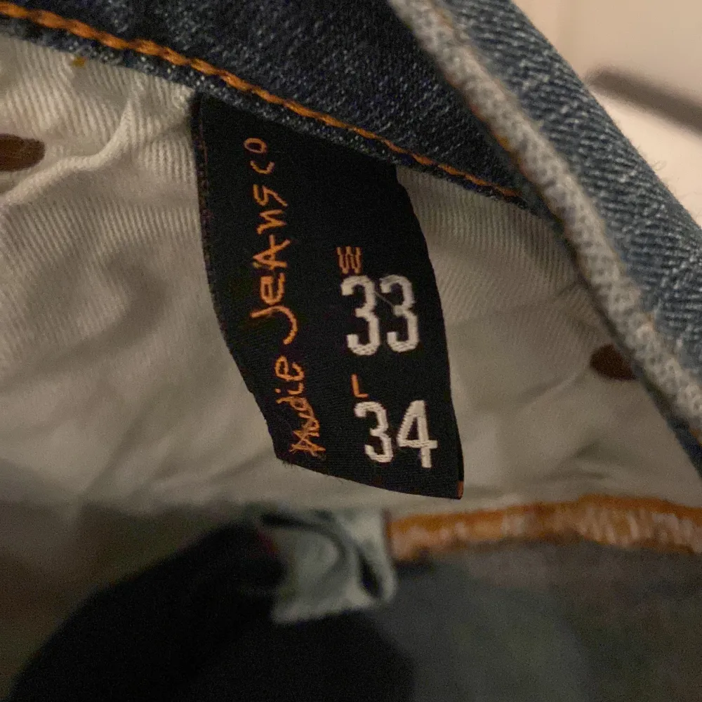 Säljer dessa feta jeans från Nudie | Skicket på jeansen är mycket bra | Storleken på jeansen är 33/34 | Mitt pris ligger på 450kr |. Jeans & Byxor.