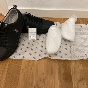 Polo skor  - Nästan helt nya har använt de 4 gånger riktigt nice skulle jag säga och sköna köpt för 1200 men säljer de för 799 storlek 43 men passar 44 