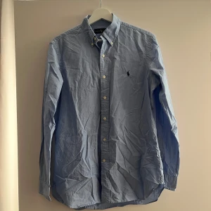 Ralph Lauren Skjorta - Blå skjorta från Ralph Lauren. Storleken är 38 och den passar bra på mig som har medium i allt. 