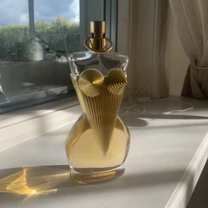 Jean Paul Gaultier divine  - Intressekoll på min Divine, Jag är villig till att sälja eller byta skriv så löser jag 🙏🏻 Ca 85% kvar haft den i ca 2 månader. NYPRIS: 1645kr