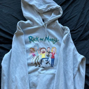 Rick and Morty hoodie - Säljer åt min bror. Hoodie från H&M tsm med Cartoon Network med tryck av Rick And Morty. Inte mycket använd. Strl M i herrstorlek. 65kr och köparen står för frakt💕