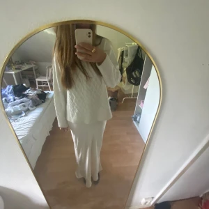 Vit silkes kjol - Jättefin vit silkeskjol från zara helt oanvänd bara testad, storleken är S men passar som xs💞