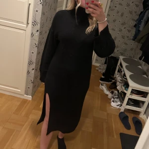 Svart klänning  - Svart klänningen krage och slits