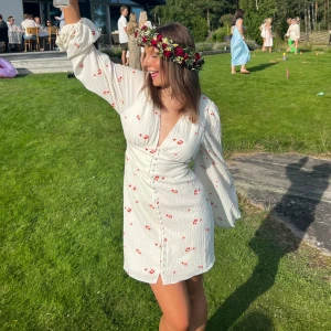 Adoore klänning - Säljer denna otroliga klänning från adoore 😍 Endast använd tre gånger och har inga defekter. Storlek 38. Köpt för 1495kr