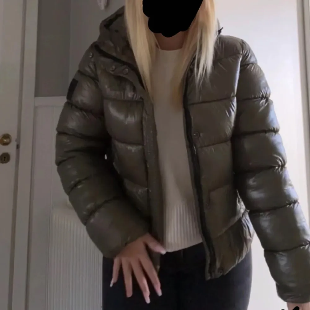 Säljer min gröna Superdry jacka då den inte kommit till användning och endast använd ett fåtal ggr, bra skick! Den är storlek 40 men passar S/M. Modellen säljs ej längre så svår att få tag på! ❤️nypris 1500, säljer för 750 kr! Privat för mer bilder!! . Jackor.