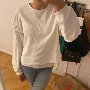  Tröja med volang  -  Jättefin tröja med volang Använd några fåtal gånger