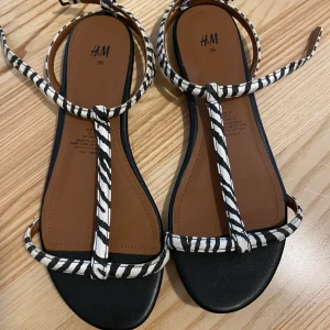 Sandaler. - Strl 38. Aldrig använda.  Kolla gärna in mina andra annonser för samfrakt! 