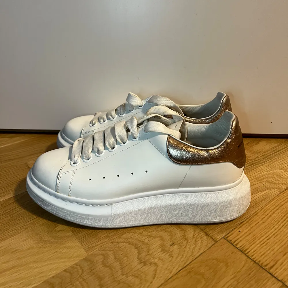 Metallic-trimmed leather exaggerated-sole sneakers. Använt nagra ganger, i princip nyskick. Ordinarie pris cirka 5,800kr. Pris kan diskuteras vid snabb affär! . Kengät.