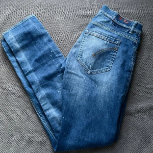 Dondup jeans  - Tja,säljer nu dessa sjukt feta dondup byxor i nyskick. Nypris 3000 mitt pris 799kr. Jeansen passar dig som är ungefär 175 cm. Priset är ej hugget i sten!!! Mvh/reselluxe