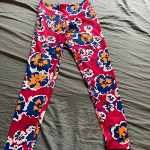 Leggings men olika färger och mönster  - Storlek:M Butik: Stadium Helt ny utan prislapp Material: polyester, Elastan
