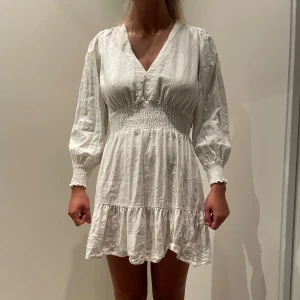 Zara klänning - Fin vit sommarklänning som passar till många tillfällen🤍