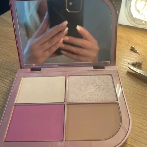 Face palett från kicks  - Face palett från kicks egna märke🩷 använd Max tre gånger, köpt för 300kr säljer för 150kr