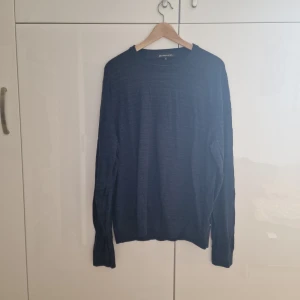 Michael Kors tröja  - MK tröja i 100% bomull. Mörkblå med ljusblå accenter. XXL