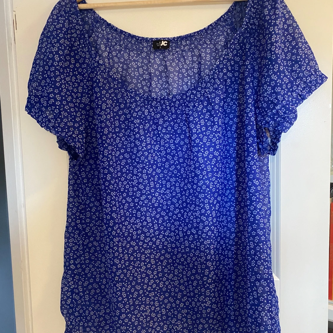 Blå blommig blus från JC