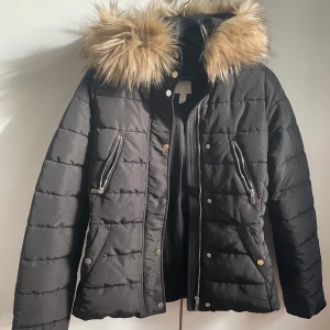 Jacka - Vinter/Höst jacka från H&M  Fuskpäls Har haft jackan ett bra tag men endast använt den en gång  