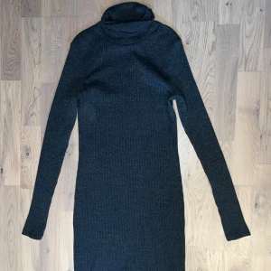 Grå polo klänning - Medellång grå polo klänning från Deval Women i storlek M. Lite tecken på användning. 