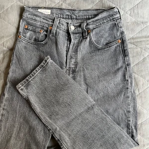 Levis 501 - Levis jeans 501or som är till kille eller tjej! Strl W24 och L26.  Extremt snygg färg :) 