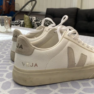 Veja skor - Säljer mina veja skor då dom inte kommer till användning. Dom är i fint skick då dom är sparsamt använda💛pris kan diskuteras vid snabb affär 