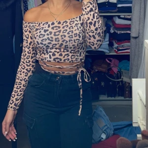 Off-shoulder - Leopardmönstrad topp med snören från pretty little thing🤎