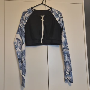 Bikini tröja med dragkedja - Storlek är nog M