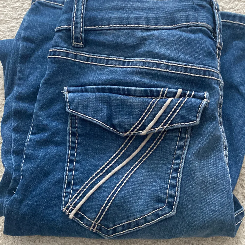 Utsvängda jeans ifrån Lindex, säljer då de har blivit för korta för mig. Original priset är 400kr och jag säljer för 300kr❤️ stl 158🫶🏻 inte alls slitna, väldigt bra skick💘. Jeans & Byxor.