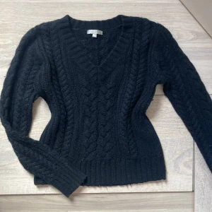 Stickad tröja  -  Så fin svart kabel stickad tröja med v-ringning. Köpt från ett italiensktmärke BENINO för 499kr och säljer för 280kr🌟 Nyttskick!  Säljer även likadan i beige!