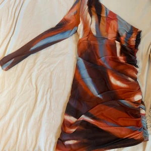 Brun/beige klänning  - En enärmad klänning 