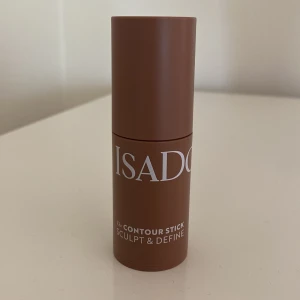 Isadora Contour Stick - Säljer Isadoras Contour Stick då färgen inte matchade min hudton så bra. Har bara testat den en gång. Köpte den för 159 kr. Den är jätte krämig och lätt att blanda ut, bara inte rätt färg för mig❤️❤️