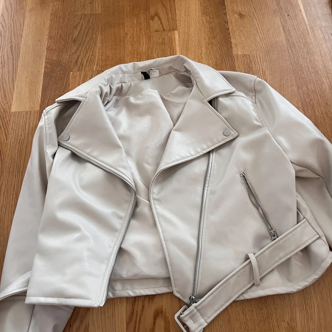 Vit läderjacka  - 92
