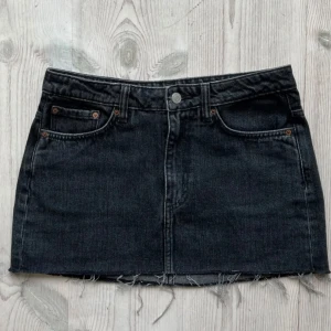 Lågmidjad jeanskjol  - Lågmidjad jeanskjol svart ifrån weekday storlek 38. Superfräsh! Köpt här på Plick men passade ej mig :( superfin och aldrig använd från min sida 