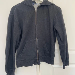 Ralph lauren zip - Säljer denna Ralph lauren zip hoodien i storlek 14-16 år. Köpt på kids brandstore. Den är väl använd men går fortfarande att använda såklart. Säljer den billig pga mycket använd. Bilden togs snett, tröjan är inte så sne (förlåt för d) !! 💞💞