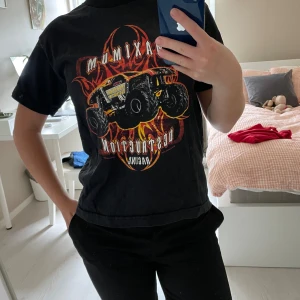 Svart tshirt - Svart T-shirt med tryck