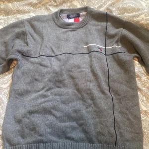 Tommy hilfiger tröja - 9/10 skick nästan aldrig använd 