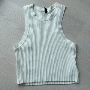 Ribbstickad topp - En ribbstickad vit topp från HM. Använd 2-3 gånger. I storlek S. Består av viskos, akryl, elastiske och polyamid. Väldigt fin och basic topp som exempelvis skulle vara väldigt snyggt under en kavaj. Pris kan diskuteras ☺️