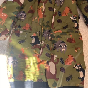 Grön overall från Lindex  - En grön overall från Lindex som är i använt men bra skick! Den har lite slitage längst ut vid ärmarna så skriv för privata bilder!🙂