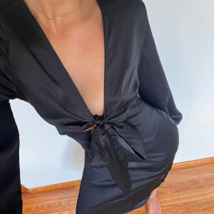 Svart klänning - Jättefin oanvänd klänning med lappen kvar   obs! Finns hemma hos mina föräldrar så frakten kan ev. ta längre tid, skriv i dm så kan vi se