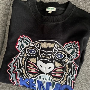 Svart Kenzo tröja  - Svart sweatshirt från Kenzo, knappt använd.