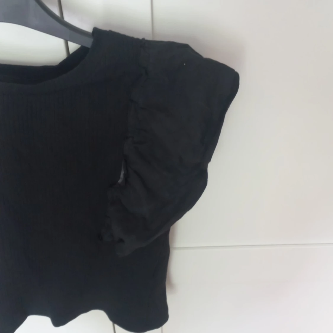 Svart topp med volangärm - 90