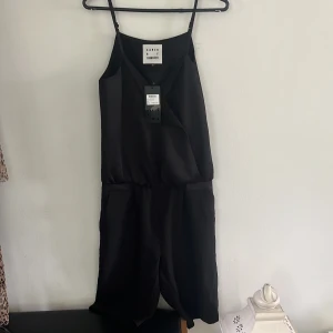 KAREN BY SIMONSEN Jumpsuit - Supersnygg jumpsuit från KAREN BY SIMONSEN. Den är i superbra skick och aldrig använd , har även prislappen kvar💖 inga defekter . Nypris : 1200kr