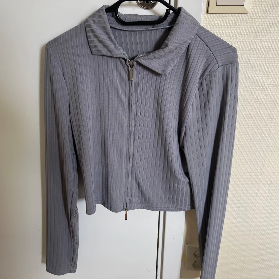 Grå ribbad jacka med dragkedja