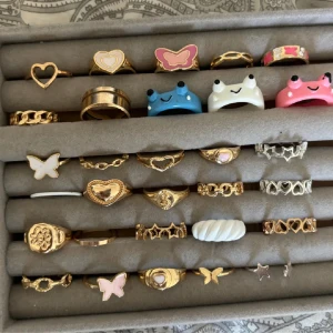 Ringar - Säljer ringar 🤍🤍 1 för 25, 2 för 45, 3 för 60 kr + frakt 18. Storlek 1.7-1.9 cm i diameter, vissa även justerbara Finns ca 3 på lager av varje sort,  SKRIV VID INTRESSE <3