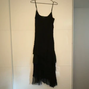Dress - Svart klänning med några paljett detaljer