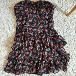 Bandou klänning  - Super cool blommig klänning, den passar ej mig och därav har jag inga bilder på🩷