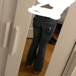 True religion jeans! - Säljer mina utsvängda jeans av märket true religion! Säljer de för att de är för tighta för mig! Pris kan diskuteras 