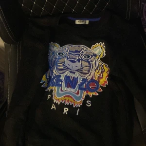 Kenzo tröja - En kenzo college tröja äkta strl xs. Inga tecken på användning.👍😀 Hör av dig om du är intresserad👍👍