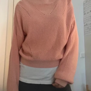 Stickad tröja  - Har använts Max 3 gånger så är i väldigt bra skick. Den är 100% bomull och färgen går lätt att para ihop med andra färger och passar speciellt bra till ett par vanliga jeans eller ljusare byxor eller kjol. 