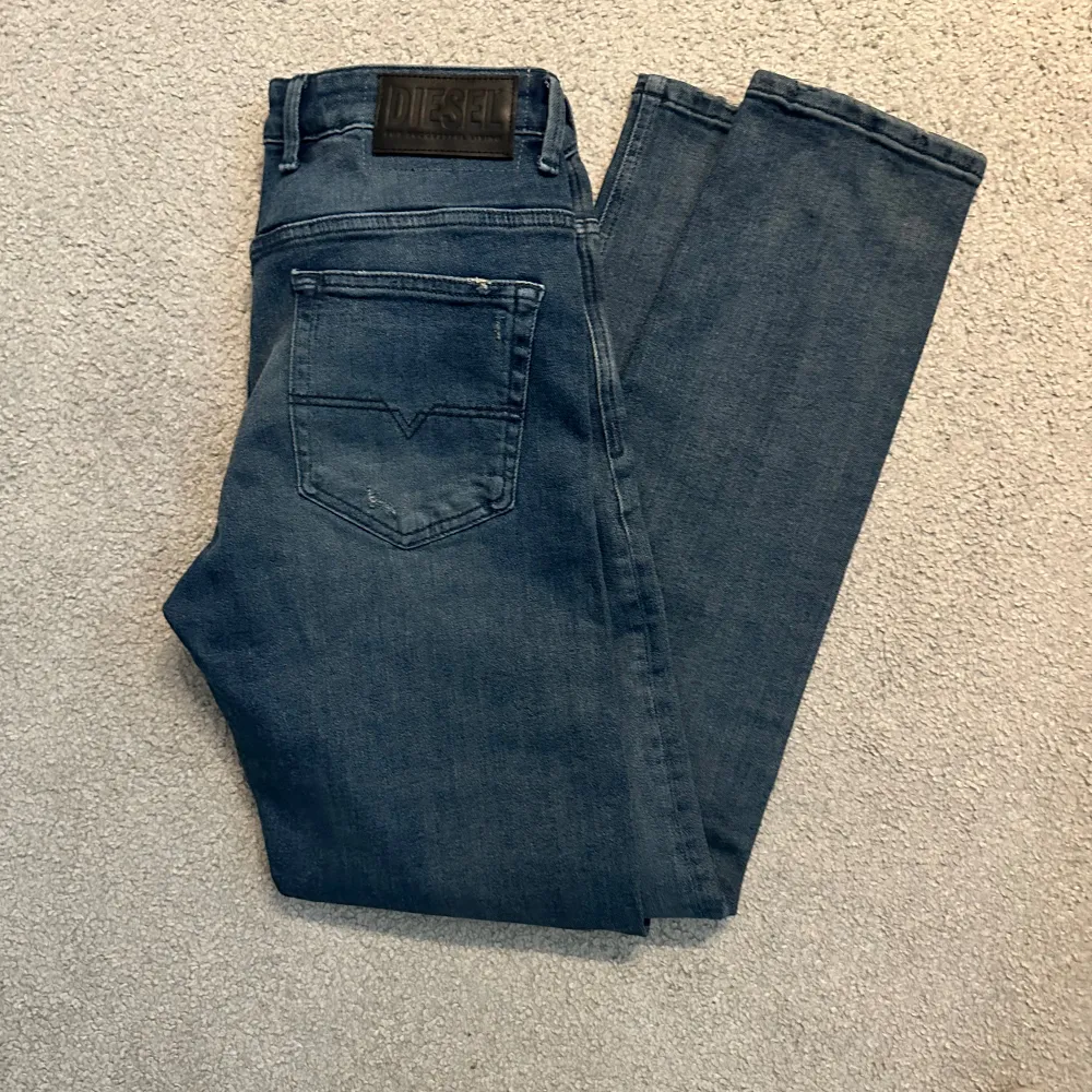 Säljer nu dessa feta diesel jeans i storlek 32/34. Jeansen passar mig som är ungefär 178cm men passar även kortare och längre. Dom är helt oanvända och helt nya. Nypris ligger runt 1300kr, priset går att diskutera så tveka inte på att höra av dig💯. Jeans & Byxor.