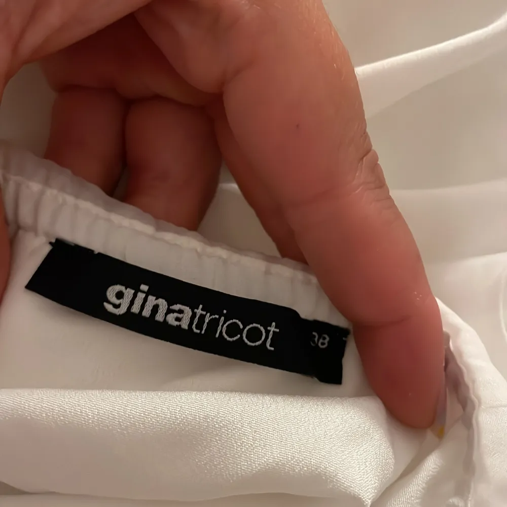 Super fin vit sommarklänning från Gina tricot. Stl 38 och endast använd en gång. Perfekt till student, midsommar eller bara en dag i sommar. . Klänningar.