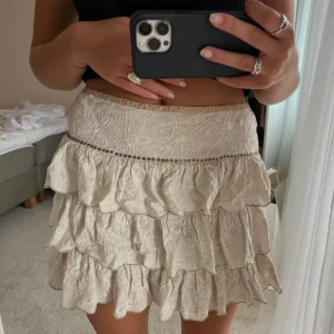 Sååå fin kjol - Jättefin Volangtopp med broderi! 