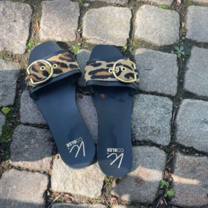 Tofflor i leopard  - Säljer nu mina super duper fina tofflor, det är använda fåtal gånger, därmed bra skick:) nypris 599:- 
